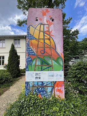 Mauerelement am Ortseingang von Kohlhasenbrück