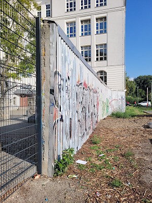 Hinterlandmauer am Schulgelände Alt-Treptow