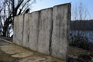Border Wall 75 on Griebnitz Lake 