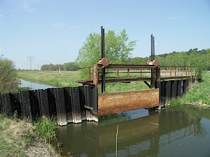 Barrier on Nieder Neuendorfer Canal