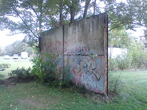 Rest der Hinterlandmauer auf dem Friedhof der St. Hedwigs-Gemeinde