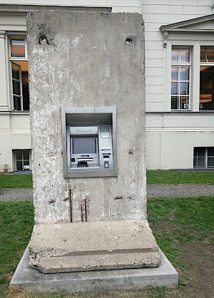 Mauerelement mit Geldautomat